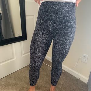 Black and White LuLulemon leggings